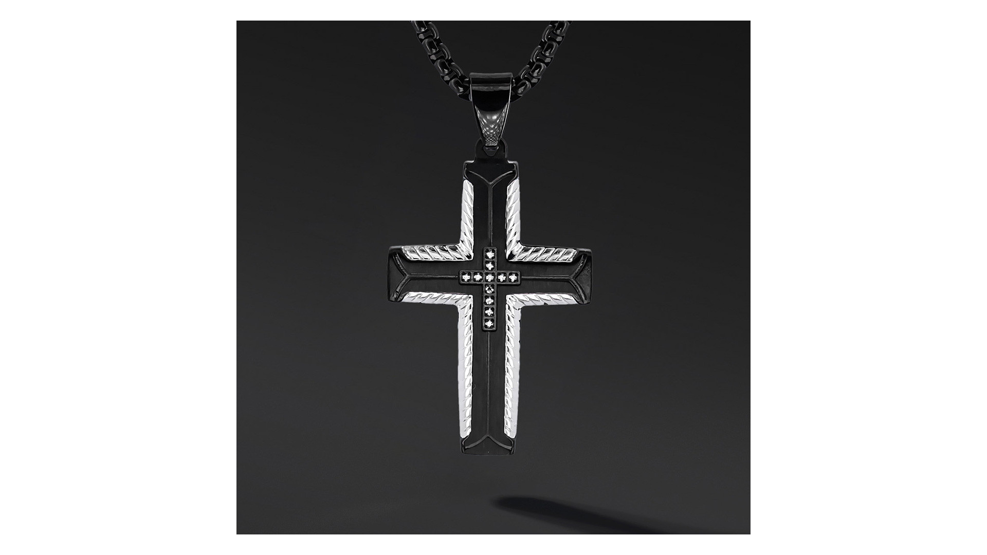 Krzyżyk „Cast” Black – stal szlachetna z łańcuszkiem