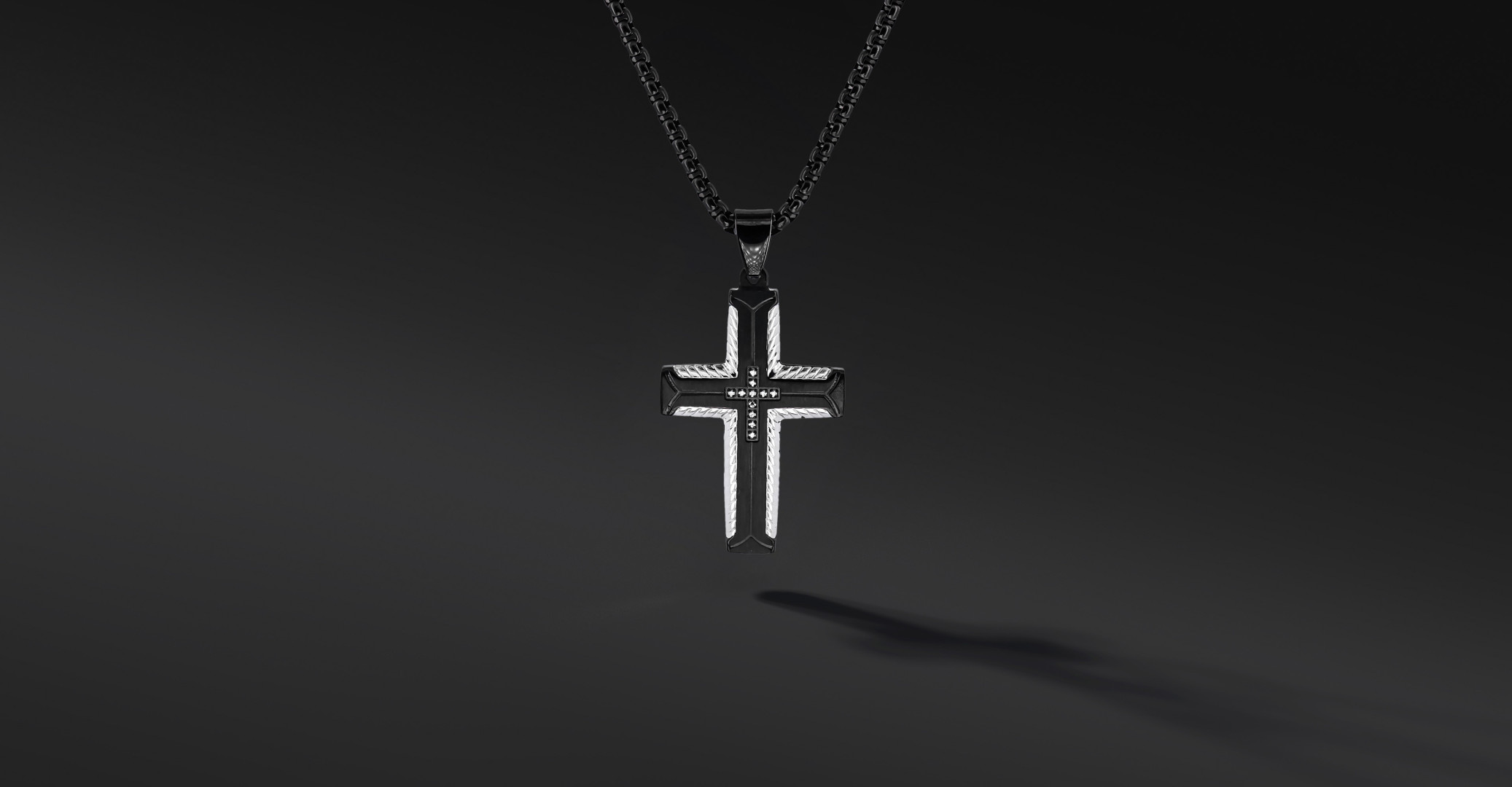 Krzyżyk „Cast” Black – stal szlachetna z łańcuszkiem