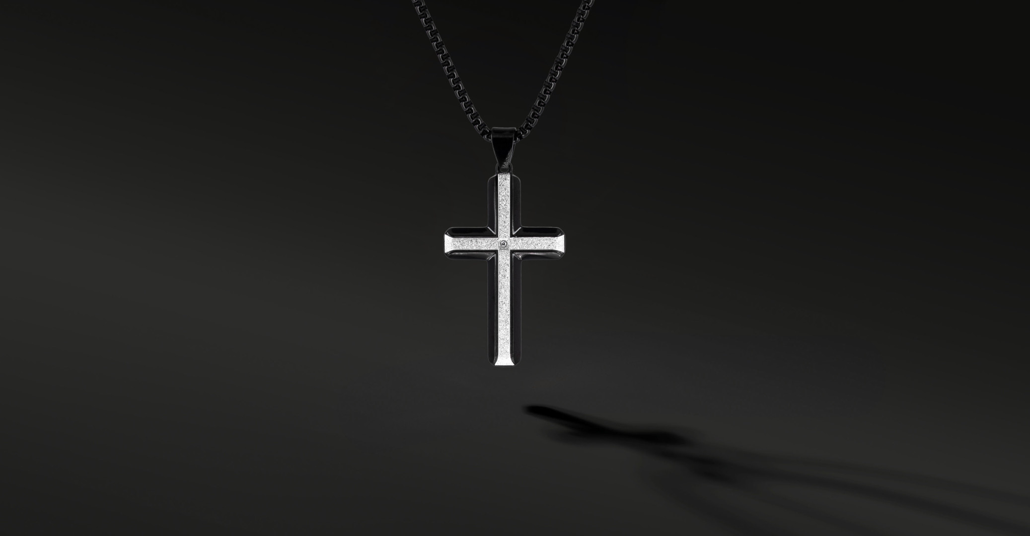 Krzyżyk „Frostline” Black – stal szlachetna z łańcuszkiem