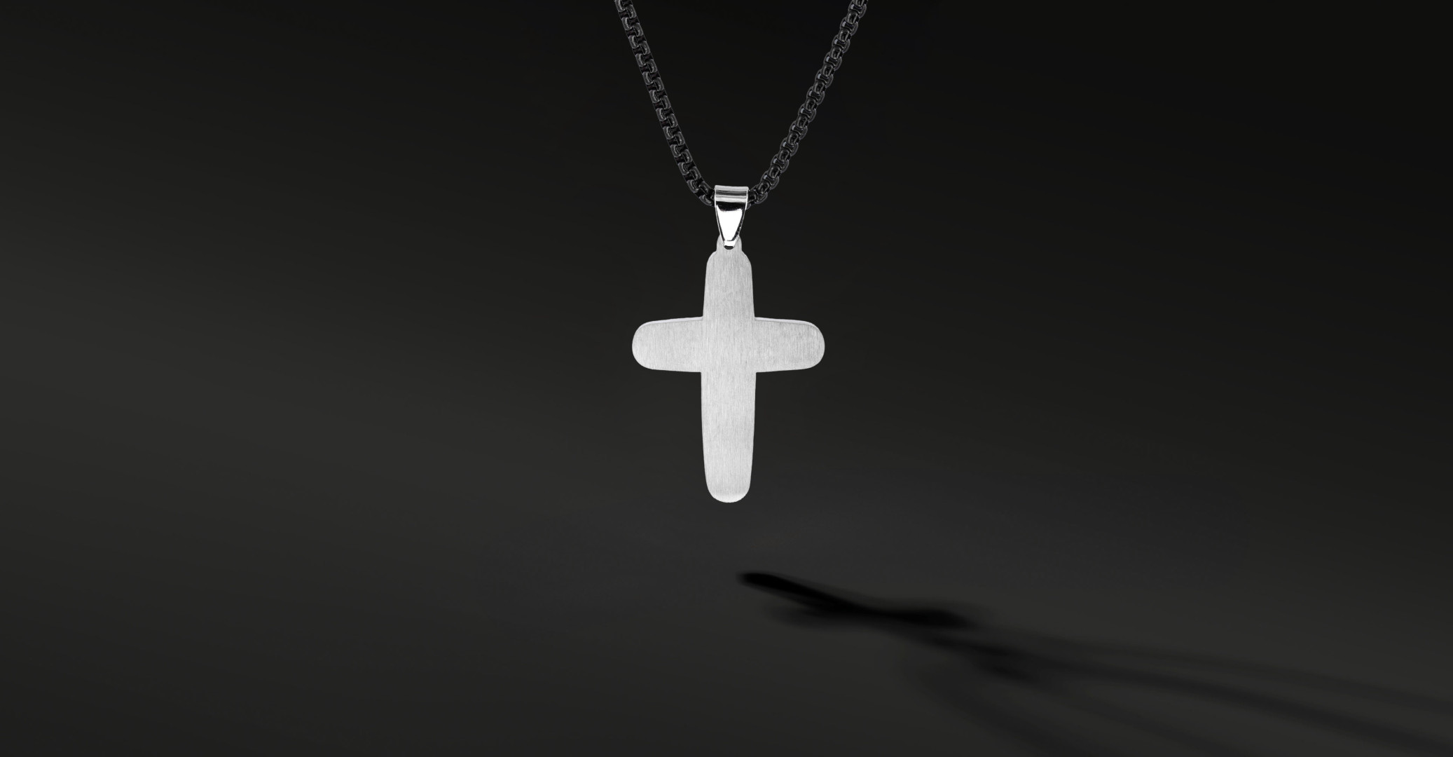 Krzyżyk „Axis” Black – stal szlachetna z łańcuszkiem