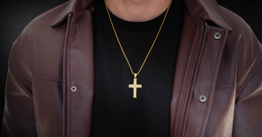 Krzyżyk „Cast” Gold – stal szlachetna z łańcuszkiem