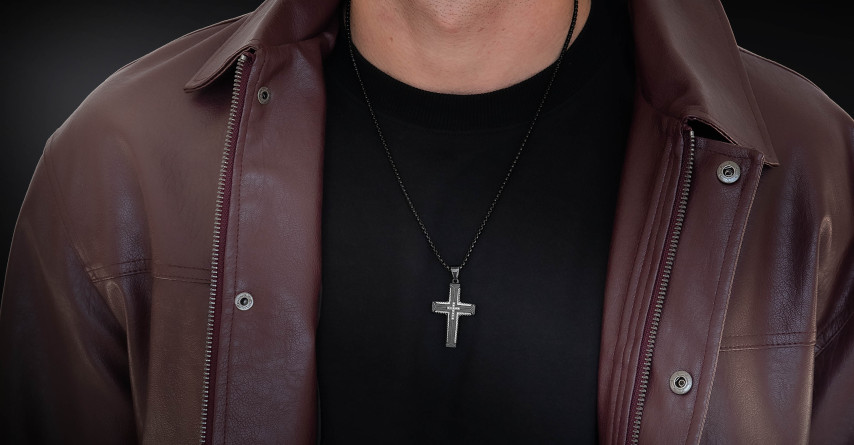 Krzyżyk „Cast” Black – stal szlachetna z łańcuszkiem