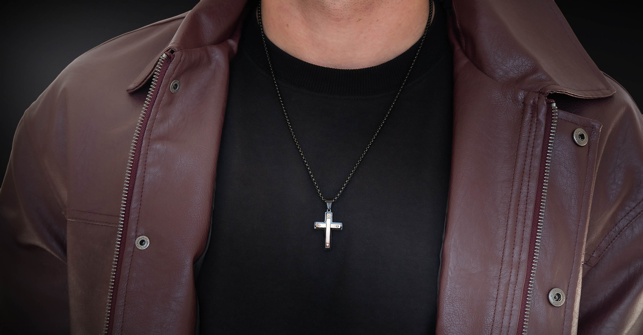 Krzyżyk „Rivet” – stal szlachetna Black & Rose z łańcuszkiem Krzyżyk „Rivet” – stal szlachetna Black & Rose z łańcuszkiem