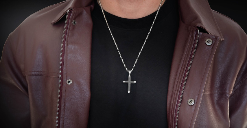 Krzyżyk „Varen” Black – stal szlachetna z łańcuszkiem