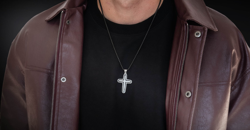 Krzyżyk „Axis” Black – stal szlachetna z łańcuszkiem